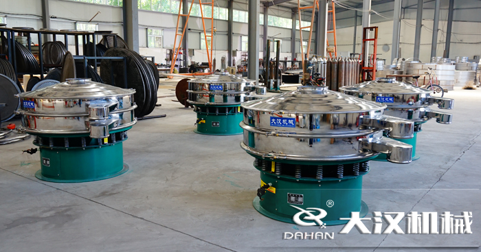 磨料振動(dòng)篩的工作原理：是由直立電機(jī)作為激振源，用來(lái)幫助物料進(jìn)行運(yùn)動(dòng)并且實(shí)現(xiàn)，理想的分級(jí)除雜效果。