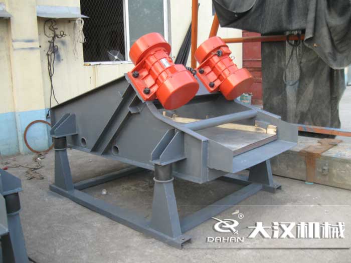 礦用振動(dòng)篩采用優(yōu)質(zhì)的錳鋼材質(zhì)，主要特點(diǎn)就耐磨性強(qiáng)，對(duì)于礦用振動(dòng)篩來(lái)說(shuō)其，耐磨性是非常重要的。
