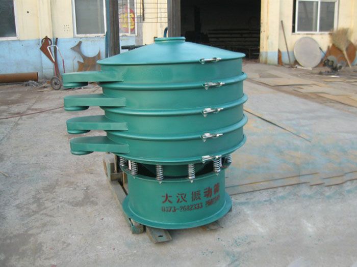 直徑1000型振動篩除了有碳鋼材質(zhì)其還有不銹鋼+碳鋼，以及全不銹鋼的選擇，用戶可根據(jù)用戶物料的性質(zhì)不同可進行選擇。