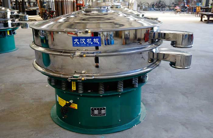玻璃粉振動(dòng)篩比較常見的材質(zhì)為不銹鋼材質(zhì)，但其碳鋼材質(zhì)的設(shè)備相對來說其使用壽命不夠長，對于一些特殊行業(yè)的物料的篩分也比較有限，所以目前比較受歡迎的材質(zhì)為不銹鋼材質(zhì)。