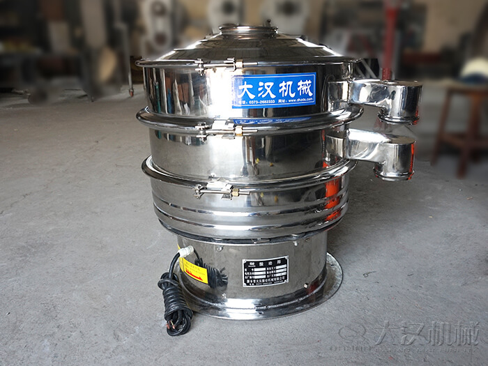 醫(yī)藥振動(dòng)篩主要采用的是304不銹鋼振動(dòng)篩，優(yōu)勢(shì)：設(shè)備干凈衛(wèi)生，不易生銹，使用壽命長久，經(jīng)久耐用。